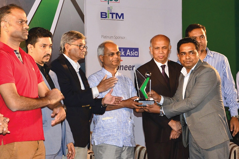 Team from Outsource Experts Ltd. receiving BASIS 2015 Outsourcing Award with BASIS officials